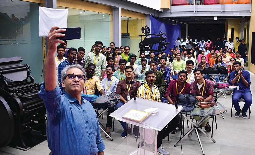 மாணவப் பத்திரிகையாளர்களுடன் விகடன் நிர்வாக இயக்குநர் பா.சீனிவாசன்
