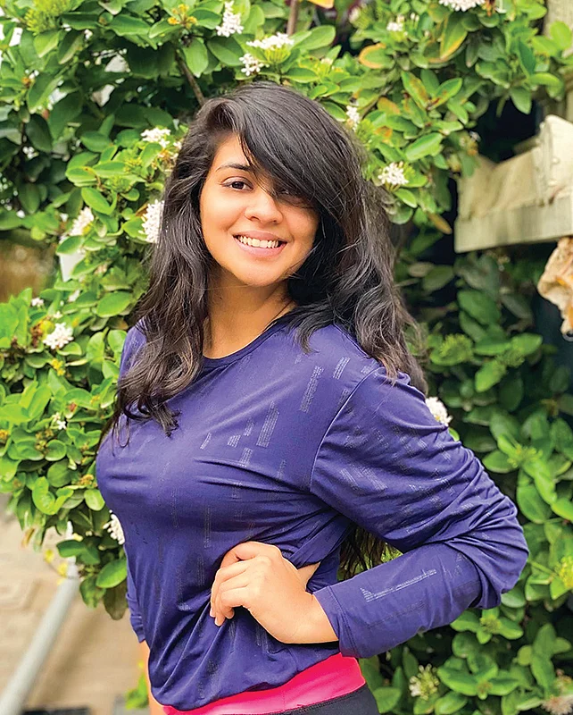 விகடன் TV: ஆங்கர் to ஆக்டர்: “வில்லியா நடிக்கிறதுதான் பிடிச்சிருக்கு!”