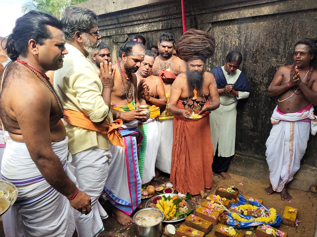 மயிலாடுதுறை: 1,000 ஆண்டுகள் பழைமைவாய்ந்த ஆலயம் - திருப்பணியை தரும்புரம் ஆதீனம் தொடங்கி வைத்தார்!