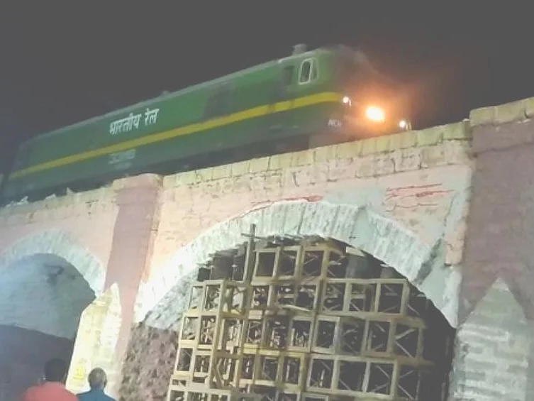 வேலூர்: பொன்னையாற்றுப் பாலம் விரிசல் சீரமைப்பு! - மீண்டும் தொடங்கிய ரயில் சேவை