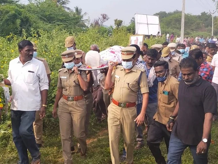 திண்டுக்கல்: சாலை விபத்தில் உயிரிழந்த டிராஃபிக் போலீஸ் - உடலைச் சுமந்து சென்று அடக்கம் செய்த எஸ்.பி!