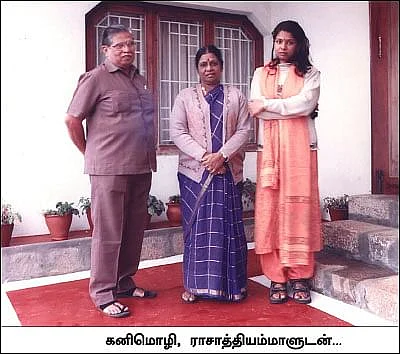 கனிமொழி, ராசாத்தியம்மாளுடன் சண்முகநாதன்