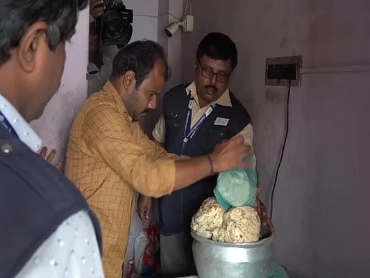 நெல்லை: பழைய பரோட்டா சூடுபடுத்தி விற்பனை; உணவுப் பாதுகாப்பு அதிகாரிகள் அதிரடி சோதனை!