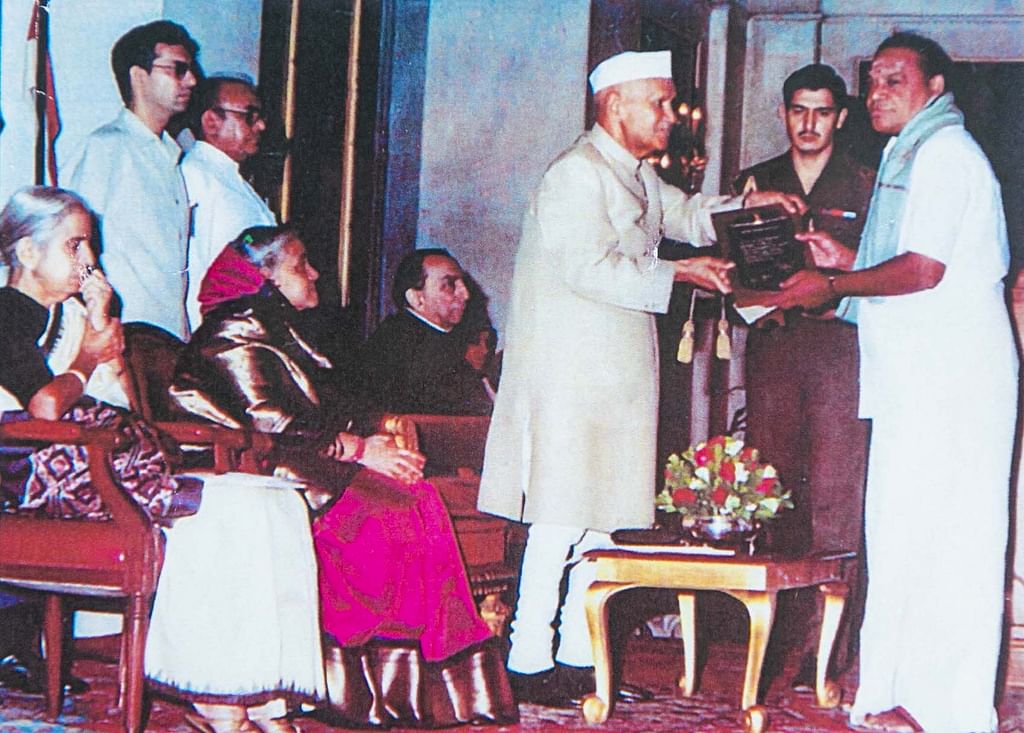 குடியரசுத் தலைவர் சங்கர் தயாள் சர்மா அவர்களிடம் 1995 ல் சங்கீத நாடக அக்காதமி விருதைப் பெற்றபோது