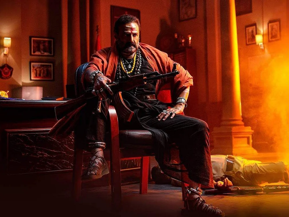 பாலையாவின் `அகண்டா' விமர்சனம்: சும்மாவே ஃபைட்டர்ஸ் பறப்பாங்க... இதுல ஃபேன்டஸினா கேட்கவா வேணும்?