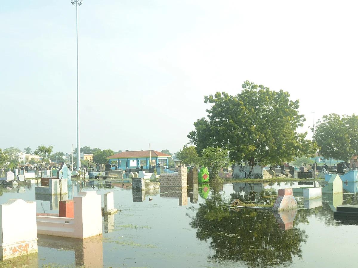 தூத்துக்குடி: கல்லறைத் தோட்டத்தைச் சூழ்ந்த நீர்; உடல்களை அடக்கம் செய்ய முடியாமல் தவிக்கும் உறவுகள்!