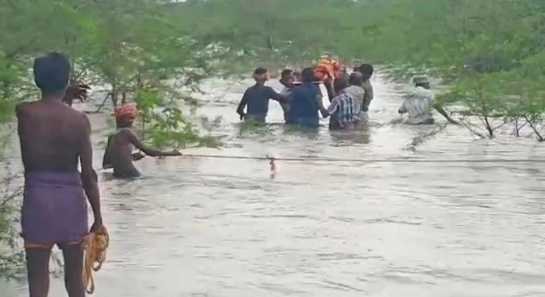 கயிறு கட்டி தூக்கிவரப்படும் மூதாட்டியின் உடல்