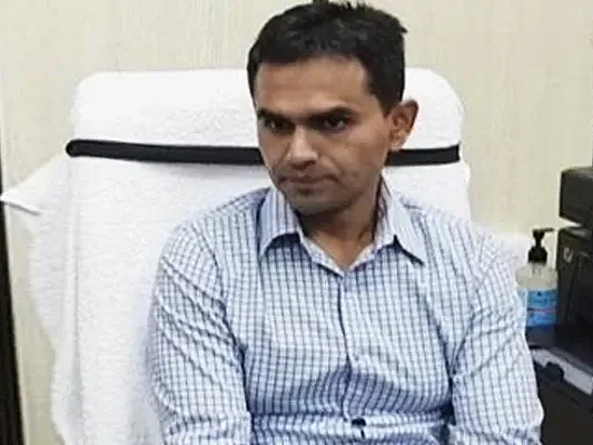 பாலிவுட் பிரபலங்கள் கைது, தொடர் சர்ச்சை; ஷாருக் கான் மகனைக் கைதுசெய்த அதிகாரி சமீர் பதவி பறிப்பு!