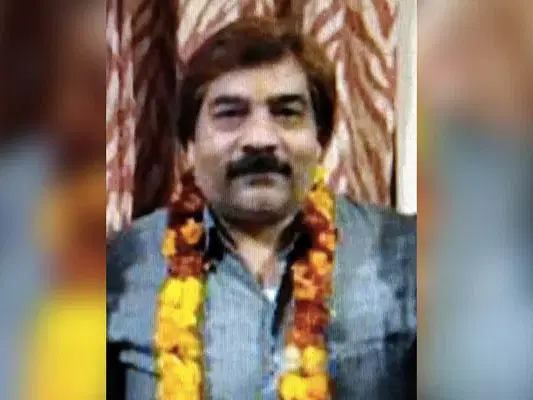 ஆள்மாற்றி ரெய்டு நடத்திய அதிகாரிகள்; `சமாஜ்வாடி பெர்ஃப்யூம்' விவகாரத்தில் ட்விஸ்ட்!