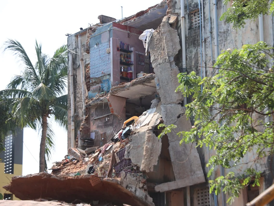 தரைமட்டமான கட்டடம்: `சென்னையில் இடிந்து விழும் நிலையில் 23,000 வீடுகள்!' -அமைச்சர் தா.மோ.அன்பரசன்