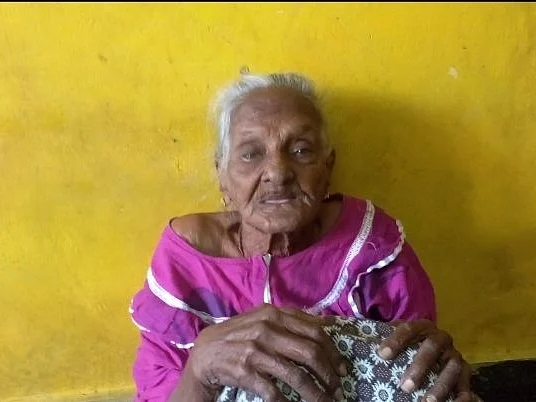 ``சொத்துக்காக என் மகனே என் கையை உடைச்சிட்டான்!" - 94 வயதிலும் போராடும் அலமேலு பாட்டி