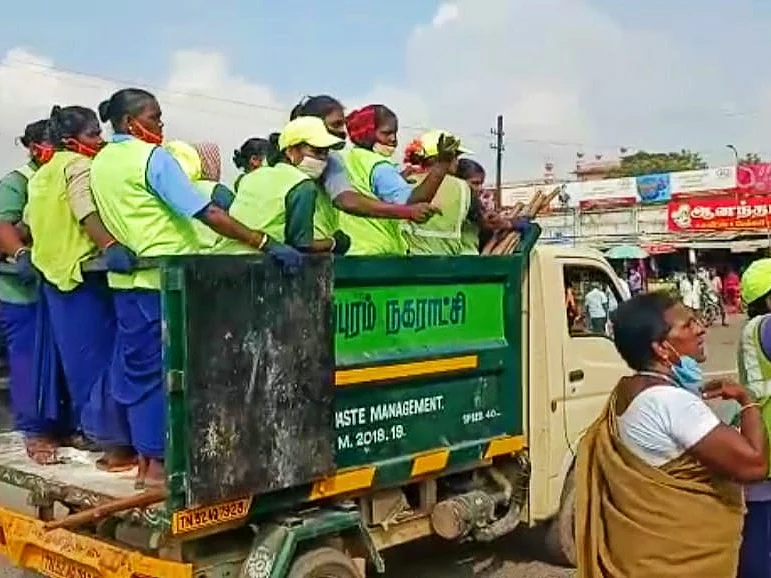 குப்பை அள்ளும் வண்டிகளில் தூய்மைப் பணியாளர்கள்! - இது விழுப்புரம் அவலம்