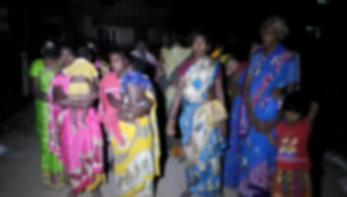 போலீஸ் ஸ்டேஷன் முன்பு உறவினர்கள்