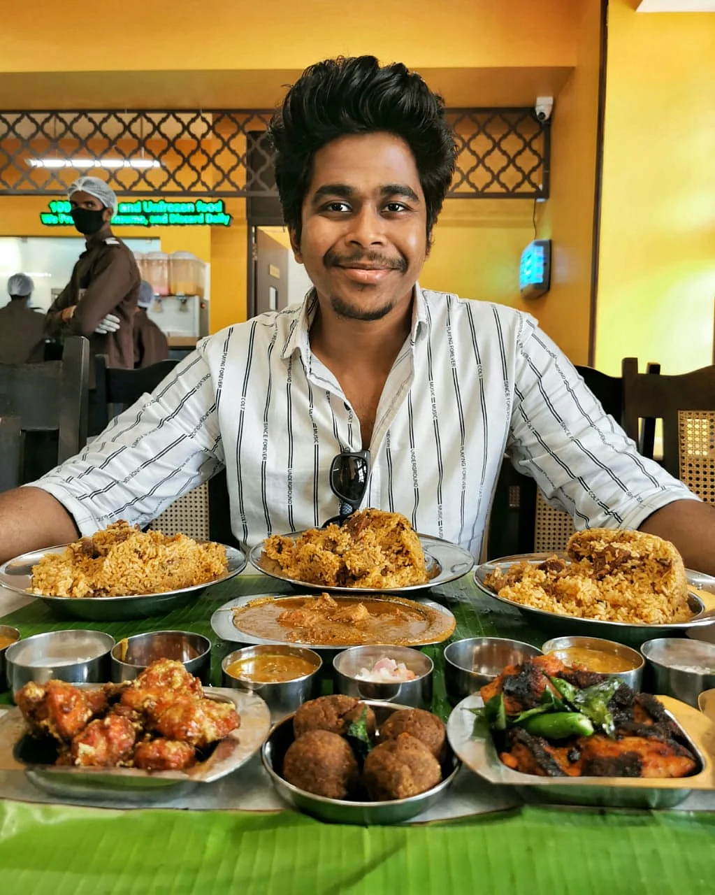 ட்வின்ஸ் ஃபுட் ரிவ்யூவர்கள்