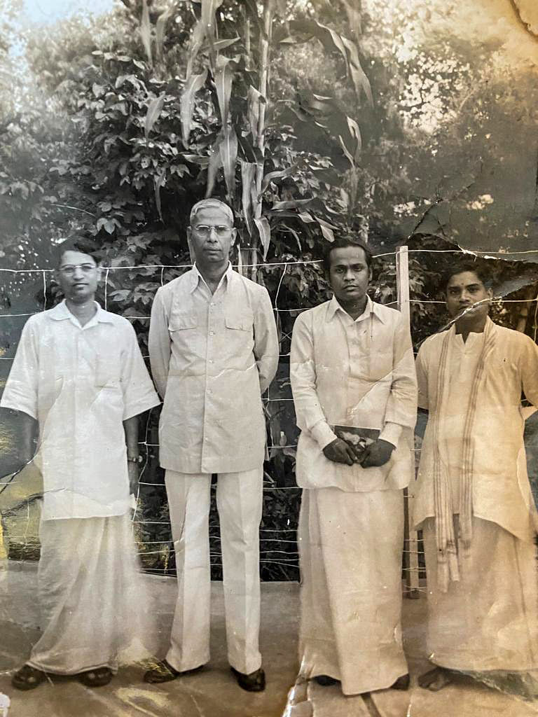 G.D.நாயுடுவின் கோபால் பாக் தோட்டத்தில் R.திருஞானசம்பந்தம், R.K.ஷண்முகம் செட்டியார், நடிப்பிசைப் புலவர் K.R.ராமசாமி ஆகியோருடன் திருலோக சீதாராம்