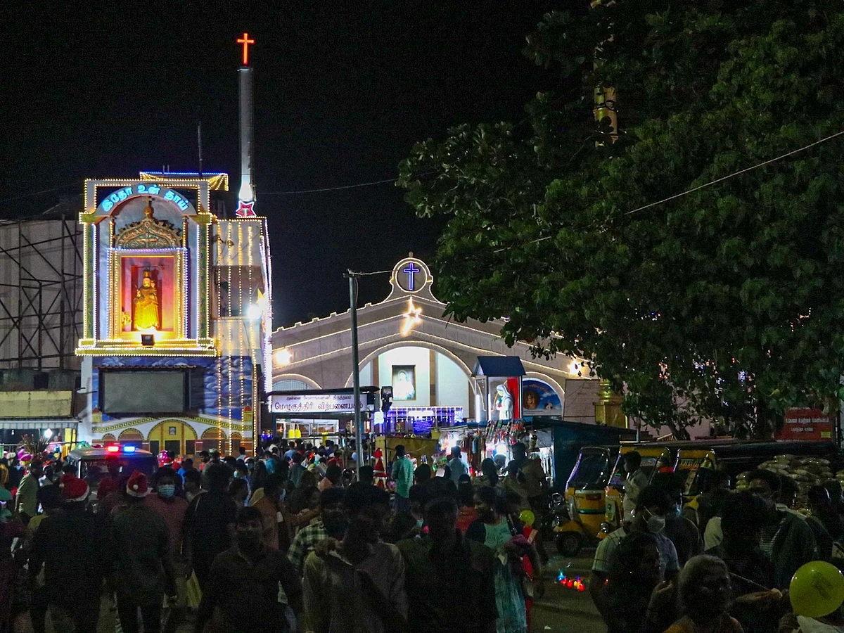 சென்னை பெசன்ட் நகரில் நள்ளிரவில் களைகட்டிய கிறிஸ்துமஸ் கொண்டாட்டம்! | PHOTO ALBUM