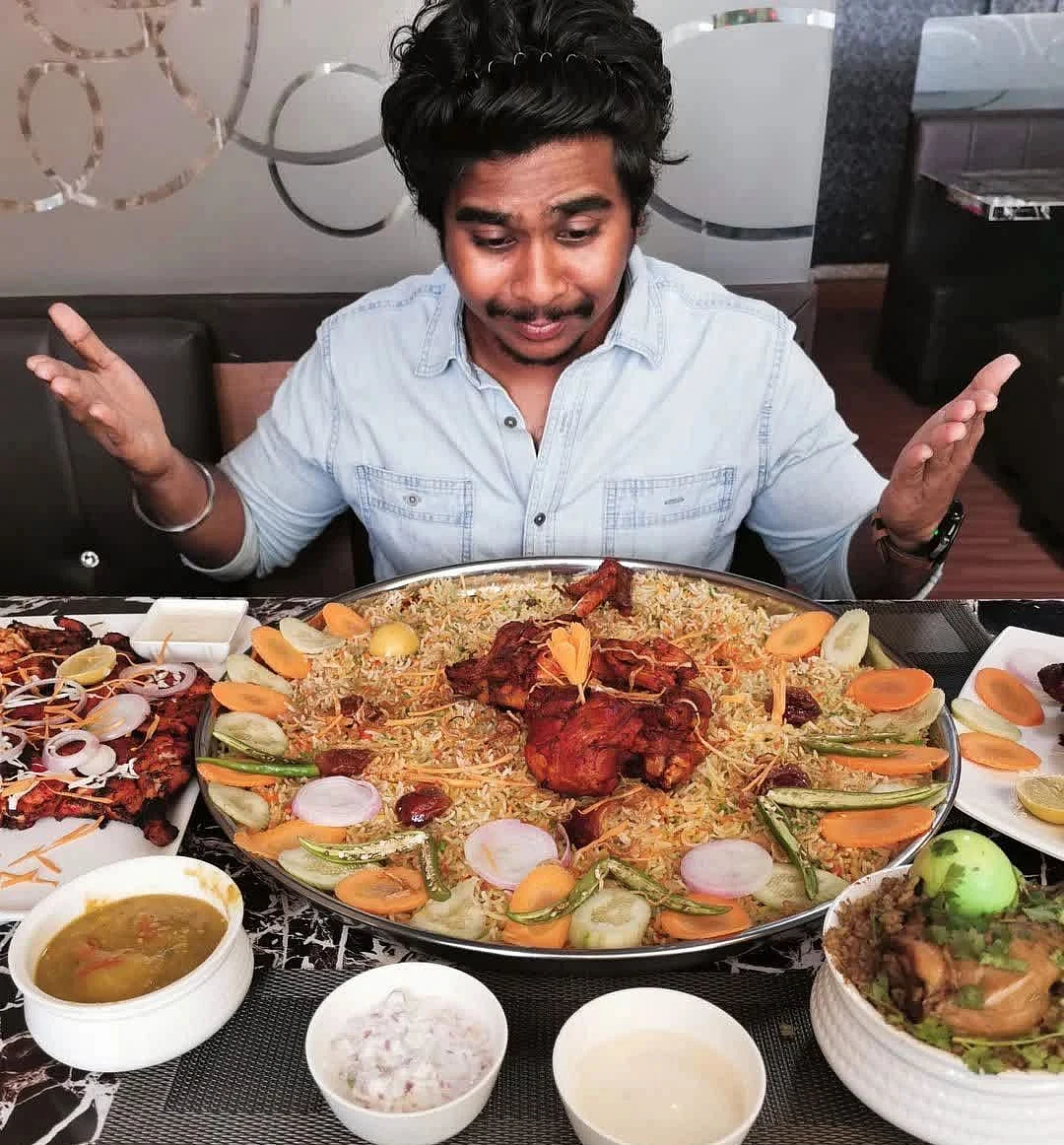 ட்வின்ஸ் ஃபுட் ரிவ்யூவர்கள்