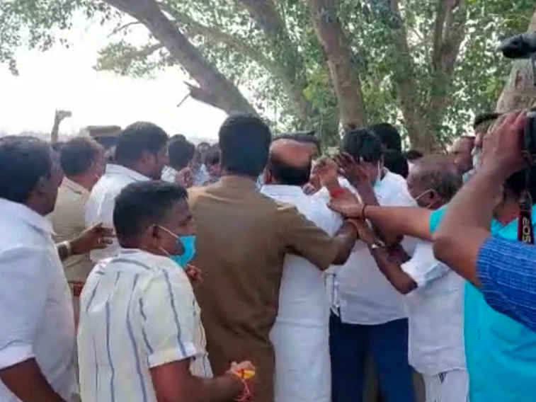 கோவை: திமுக - அதிமுக மோதல்; பொள்ளாச்சி ஜெயராமன் மீது செருப்பு வீச்சு!