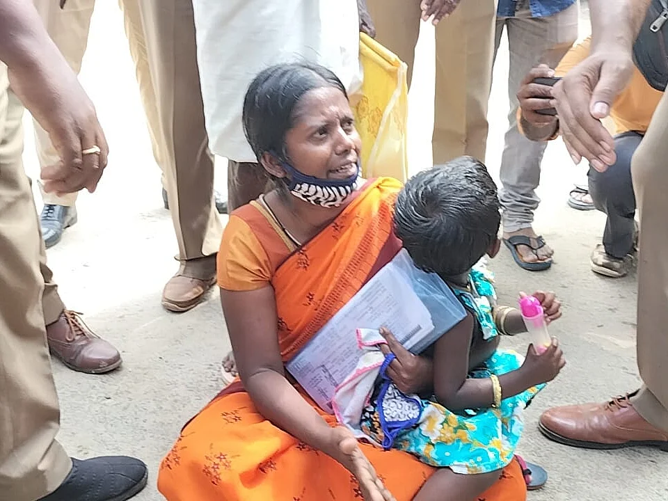 மனைவிக்குத் தெரியாமல் இரண்டாவது திருமணம் செய்துகொண்ட கணவர் - நடவடிக்கை எடுக்கக் கோரி பெண் தர்ணா!