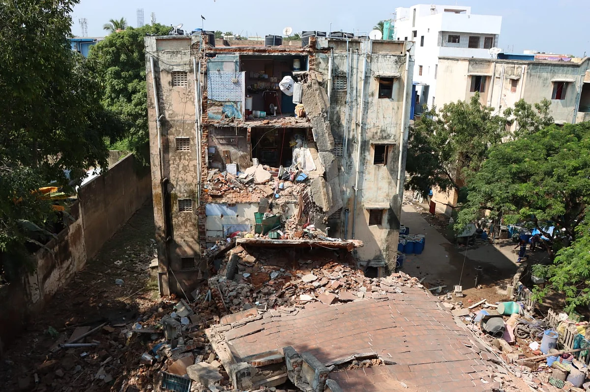 தரைமட்டமான திருவொற்றியூர் குடிசை மாற்று வாரியக் கட்டடம்