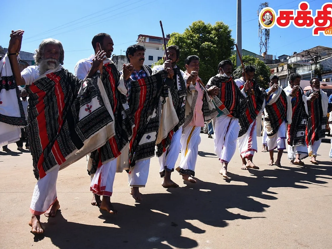 ஆருத்ரா தரிசனம்: பாரம்பர்ய உடை, நடனம்; பவானீஸ்வரரை கொண்டாடி வணங்கிய தோடர் பழங்குடிகள்!
