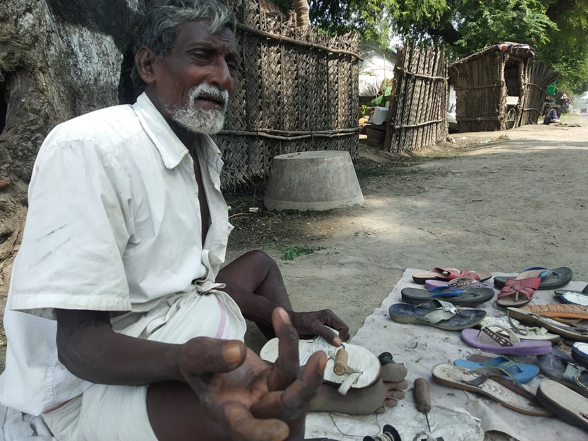 `` ஏதோ கிடைக்கிறத வச்சு வாழ்க்கை போகுது" - செருப்பு தைக்கும் தொழிலாளியின் வாழ்க்கை!