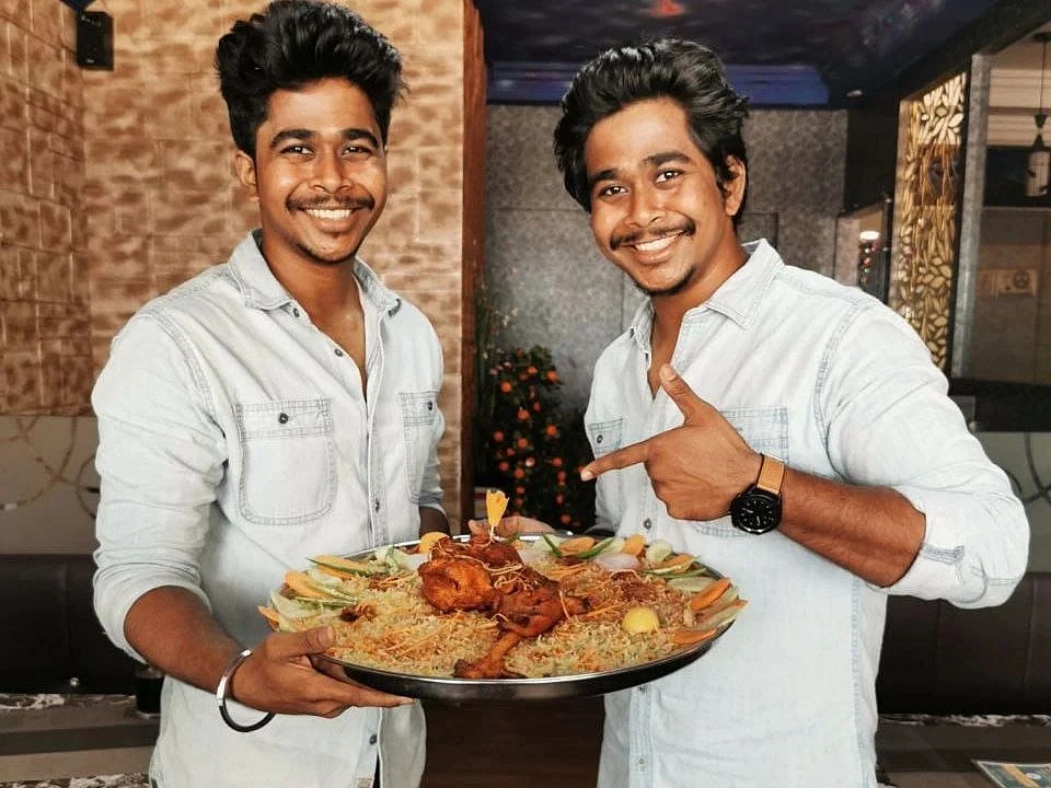 `வியூஸுக்காக சாப்பாடு நல்லா இருக்குன்னு சொல்லச் சொன்னாங்க; ஆனா..?' - ட்வின்ஸ் ரிவ்யூவர்ஸ் ஷேரிங்ஸ்