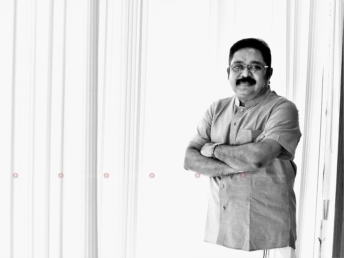 மசியாத டி.டி.வி-யும் டெல்லி உத்தரவும்! - மீண்டும் சூடுபிடித்த இரட்டை இலை வழக்கு... பின்னணி என்ன?