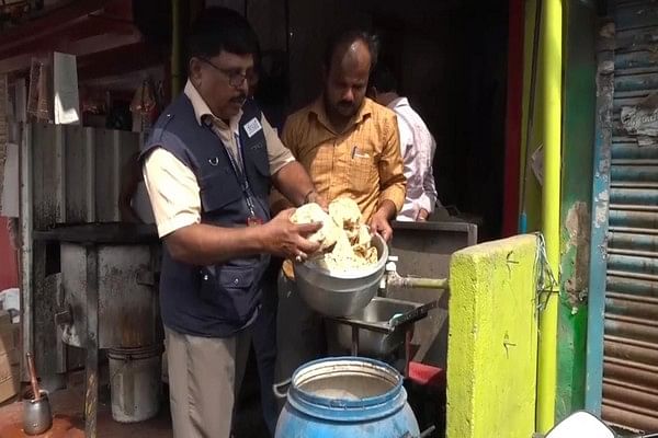 ஹோட்டலில் சோதனையிடும் அதிகாரிகள்