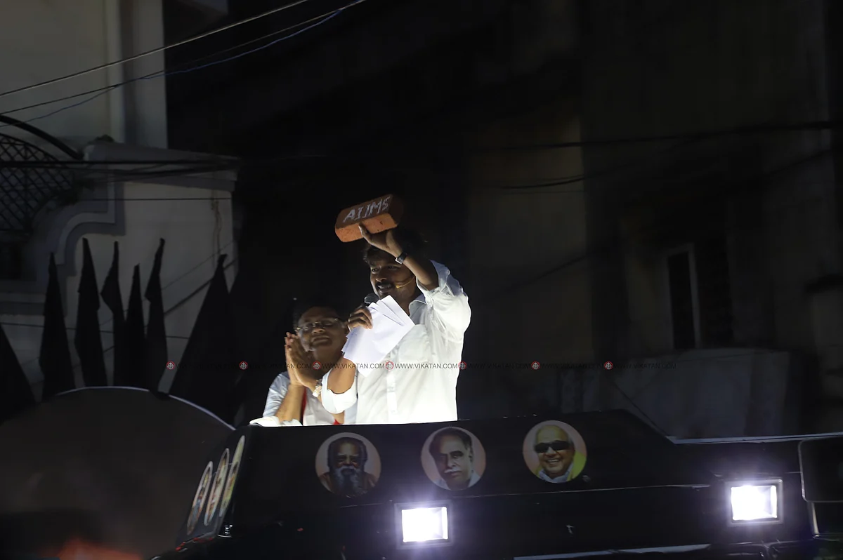 சட்டமன்றத் தேர்தல் பிரச்சாரத்தில் செங்கலை காட்டி உதயநிதி பிரசாரம்