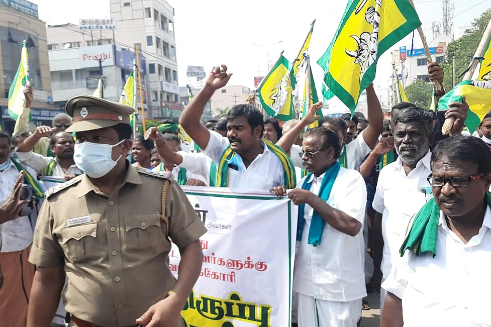 போராட்டத்தில் ஈடுபட்ட விவசாயிகள்