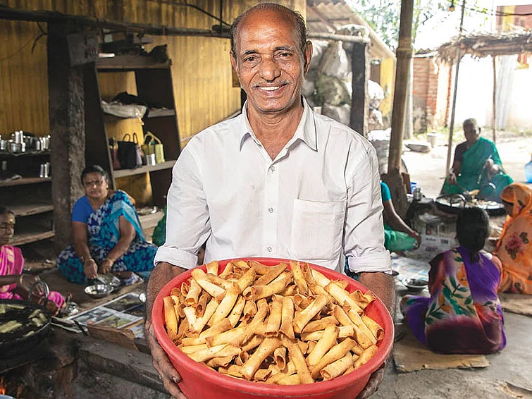 கோக்கனட் ஸ்வீட் ரோல் விற்பனையில் கலக்கும் அறந்தாங்கி பாவா..!