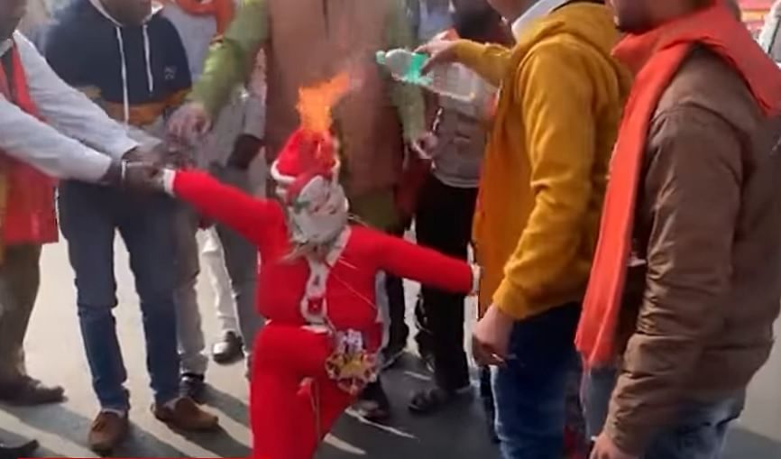 கிறிஸ்துமஸ் தாத்தா பொம்மை எரிப்பு