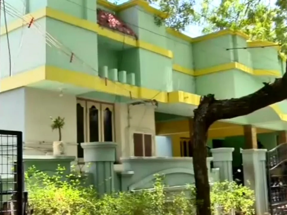 டி-சர்ட்டுகளுக்கு நடுவில் போதைப்பொருள்; மதிப்பு ரூ.2.34 கோடி! - ஆளில்லா கட்டடத்தில் அதிர்ச்சி