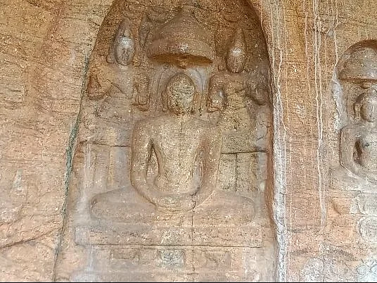 தேனி திருக்குணக்கிரி: அழிவின் விளிம்பில் சமணர் குகை - நடவடிக்கை எடுக்குமா தொல்லியல்துறை?