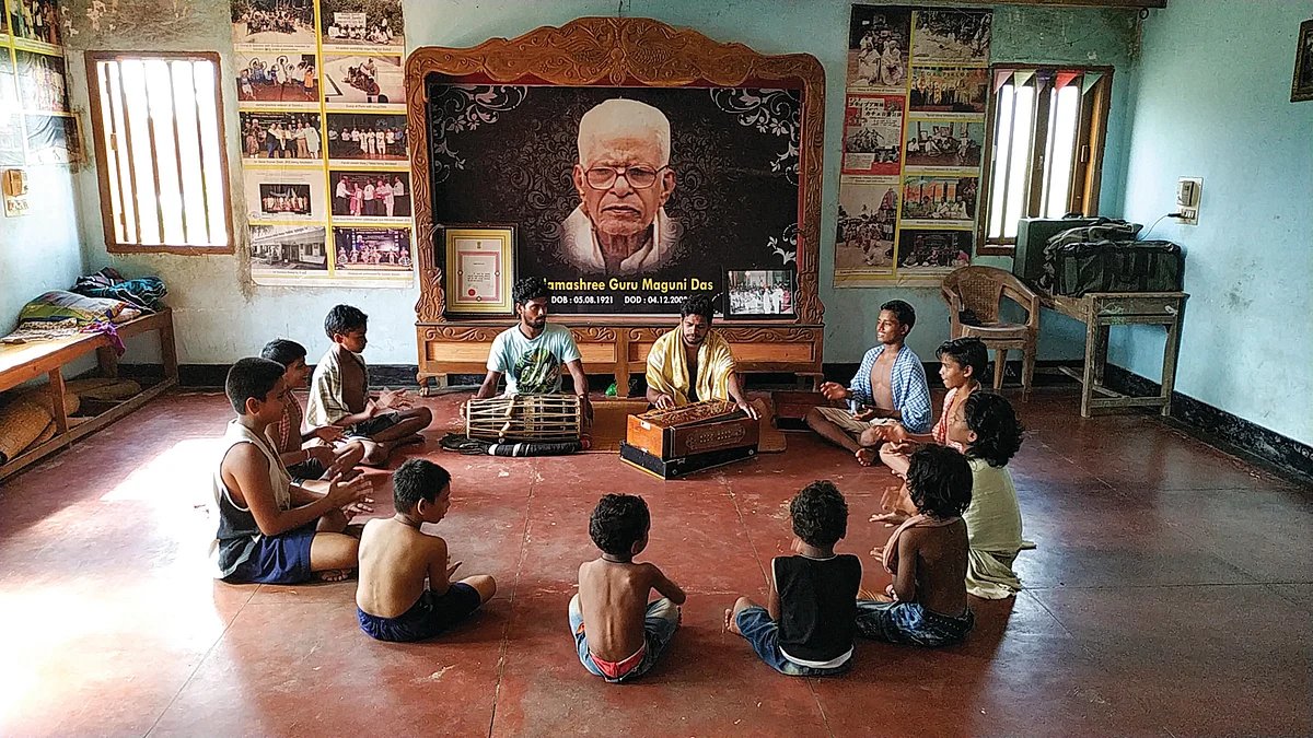 ரகுராஜ்பூரில் உள்ள குரு மாகுனி தாஸின் நடனப்பள்ளி