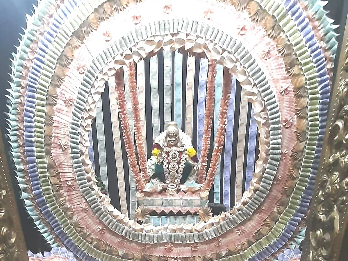 10 லட்சம், ரூபாய் நோட்டுகளால் ஐயப்பனுக்கு சொர்ண அலங்காரம் -பரவசப்படுத்திய வாணியம்பாடி பக்தர்கள்!