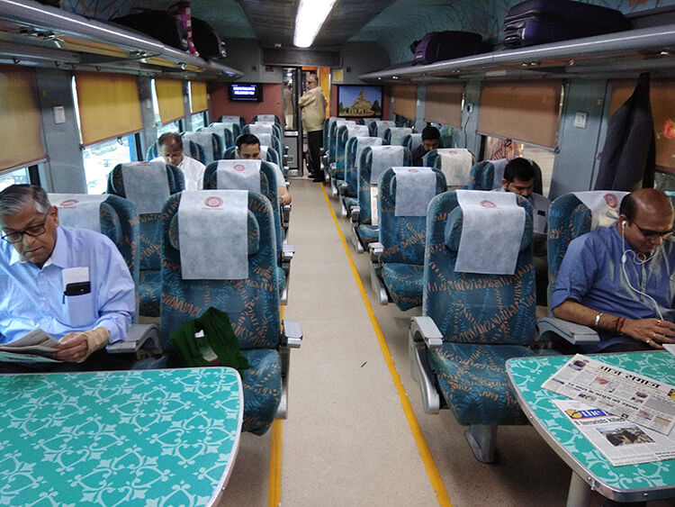 இருக்கை வசதி (CC) கொண்ட ரயில் பெட்டி