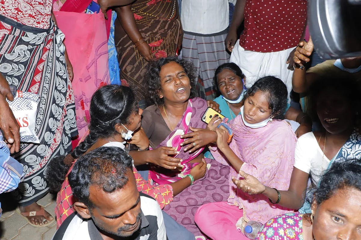 சிறுவனின் உறவினர்கள்