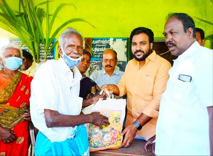 பொங்கல் தொகுப்பு வழங்கும் நிகழ்ச்சியில் மொக்தியார் மஸ்தான்