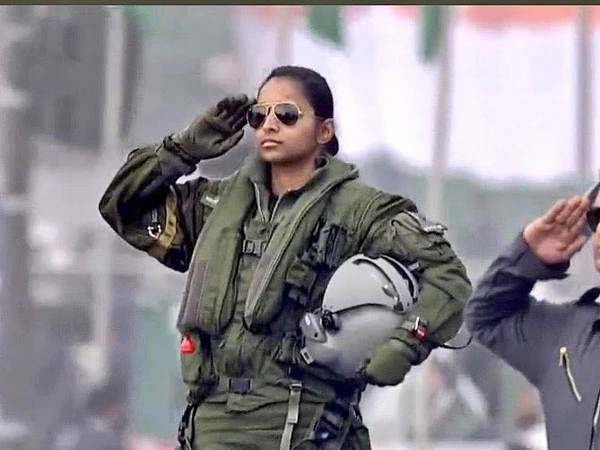 குடியரசு தின அணிவகுப்பில் கவனம் ஈர்த்த ரஃபேல் பெண் விமானி; யார் இந்த ஷிவாங்கி சிங்?