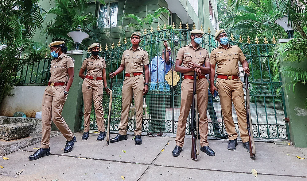 தி.மு.க ஆட்சி மீதான விமர்சனங்களை மறைக்கவே ரெய்டு நடத்துகிறார்கள்! - கடுகடுக்கும் எதிர்க்கட்சிகள்