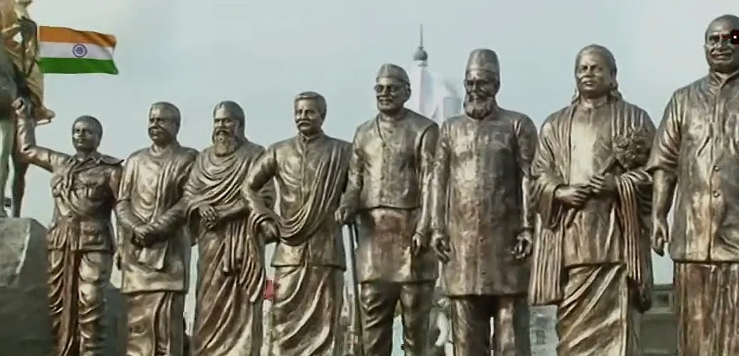 அலங்கார ஊர்தியில் இடம்பெற்ற தலைவர்களின் சிலைகள்