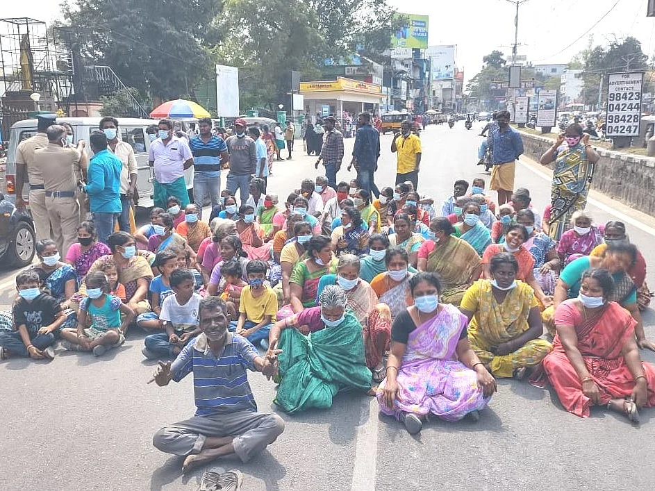வேலூர்: கஞ்சா போதையில் தகராறு; தொழிலாளி குத்திக் கொலை! - உறவினர்கள் மறியலால் பதற்றம்