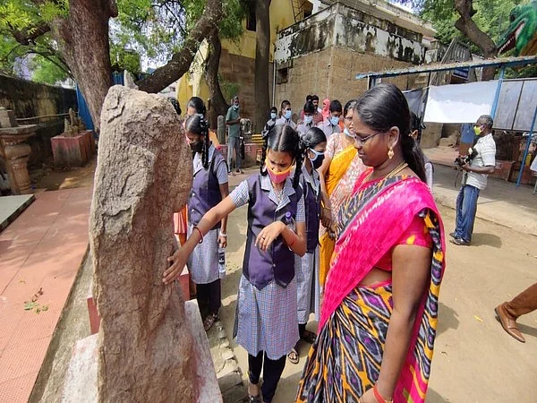 சிலைகளைத் தொட்டு உணர்ந்த விழிச்சவால் கொண்ட மாணவர்கள்; பிரெய்லி தினத்தன்று நெகிழ்ச்சி!