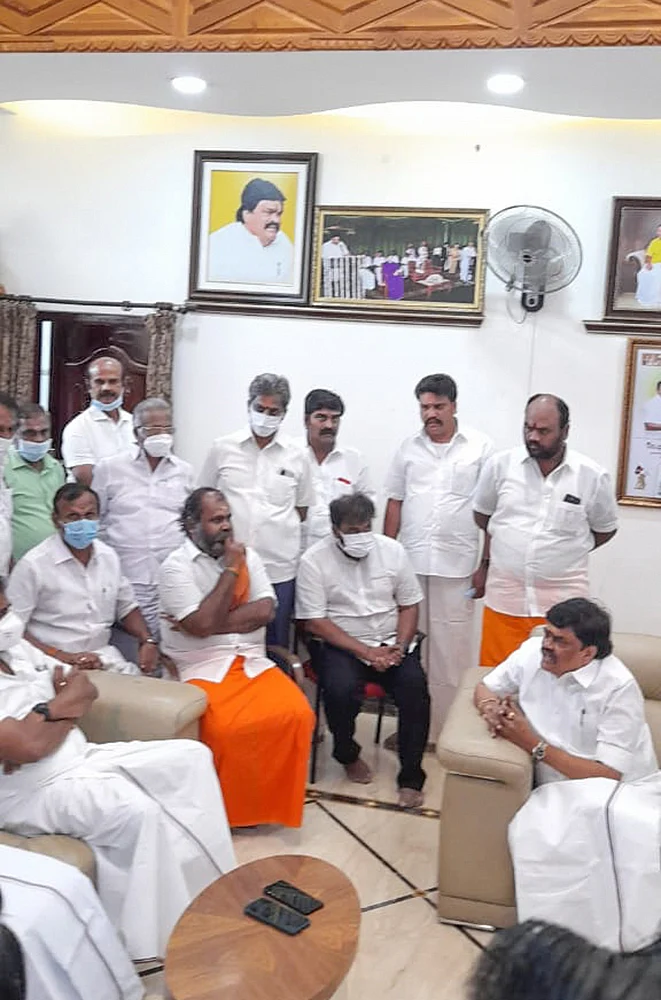 மிஸ்டர் கழுகு: 20 நாள்கள் இடைவெளியில் தேர்தல்! - ஆளும் தரப்பு அதிரடி முடிவு!