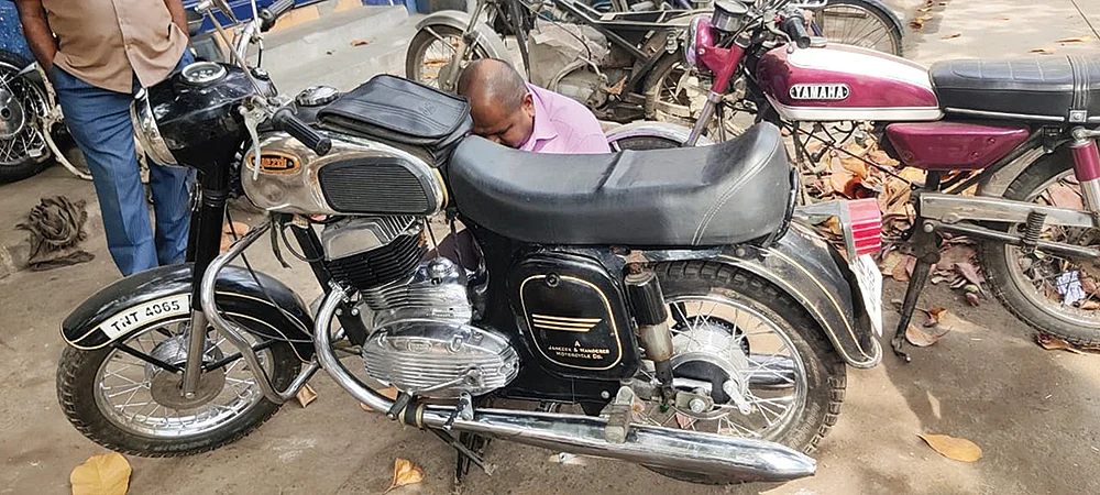 "ஃபேஸ்புக்கில் பார்த்தேன்…வீட்டுக்குக் கூட்டிட்டு வந்துட்டேன்!"