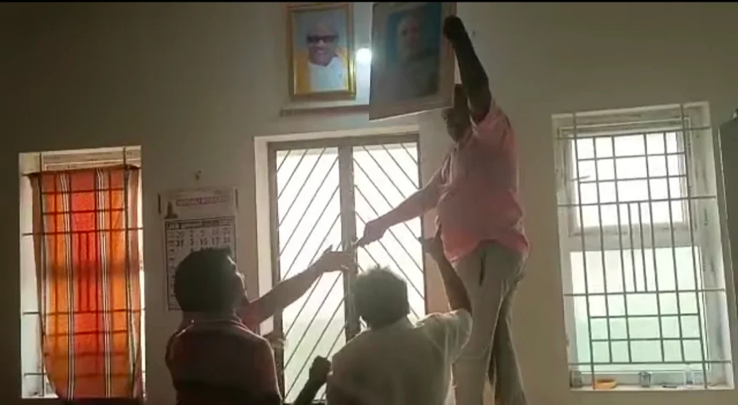 மோடி படத்தை மாட்டும் பா.ஜ.க-வினர்