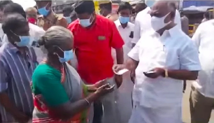 பொதுமக்களுக்கு காசு கொடுக்கும் அமைச்சர் மஸ்தான்