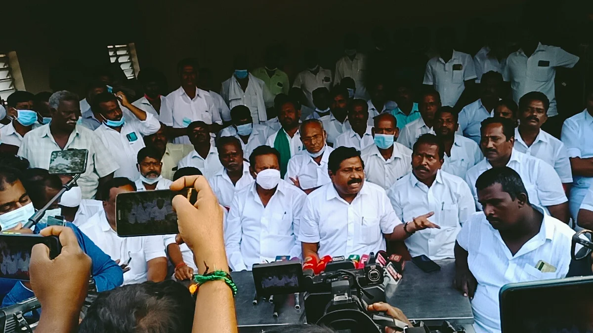 கே.பி.அன்பழகன் வீட்டில் ரெய்டு; முன்னாள் அமைச்சர்கள் வருகை - ஆதரவாளர்களுக்கு வெண் பொங்கல், குஸ்கா!